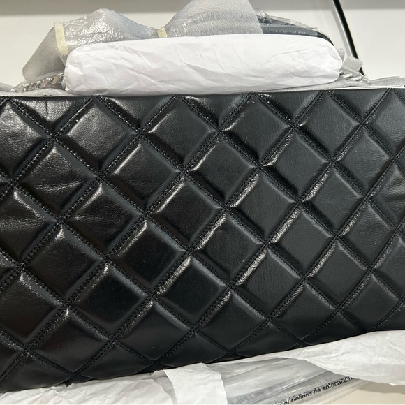 Marc Jacobs QUILTED
XL DUAL CONVERTIBLE SHOULDER BAG - Picture 13 of 14